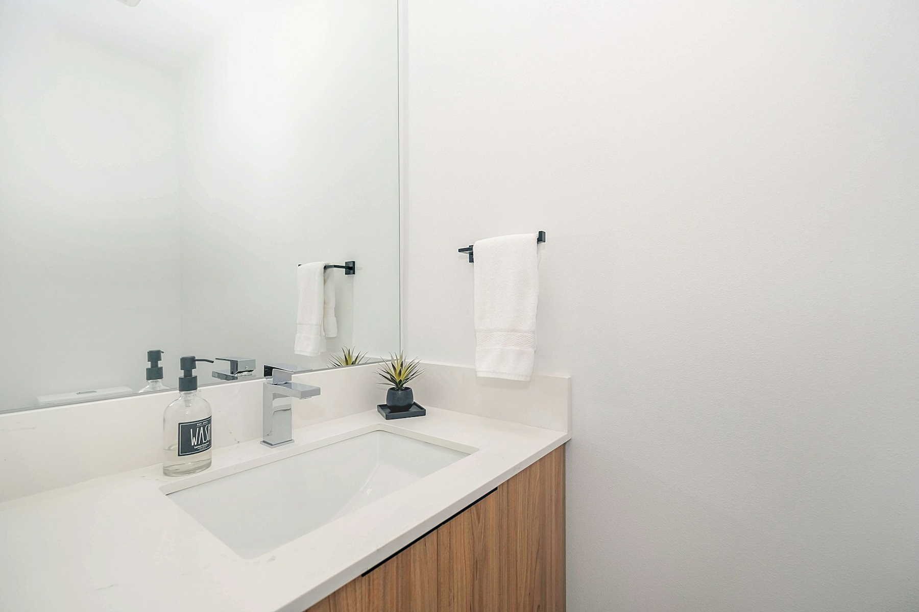 Abfluss im Badezimmer mit Reinigungsmittel